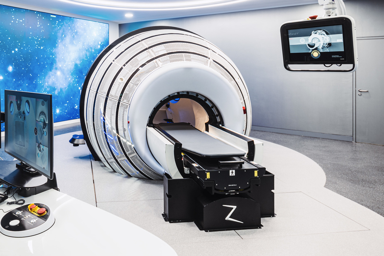 Behandlungsplatz des ZAP-X-Systems zur gyroskopischen Radiochirurgie im Alfried Krupp Krankenhaus Essen